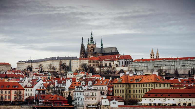 Pourquoi Prague attire de plus en plus les voyageurs solitaires