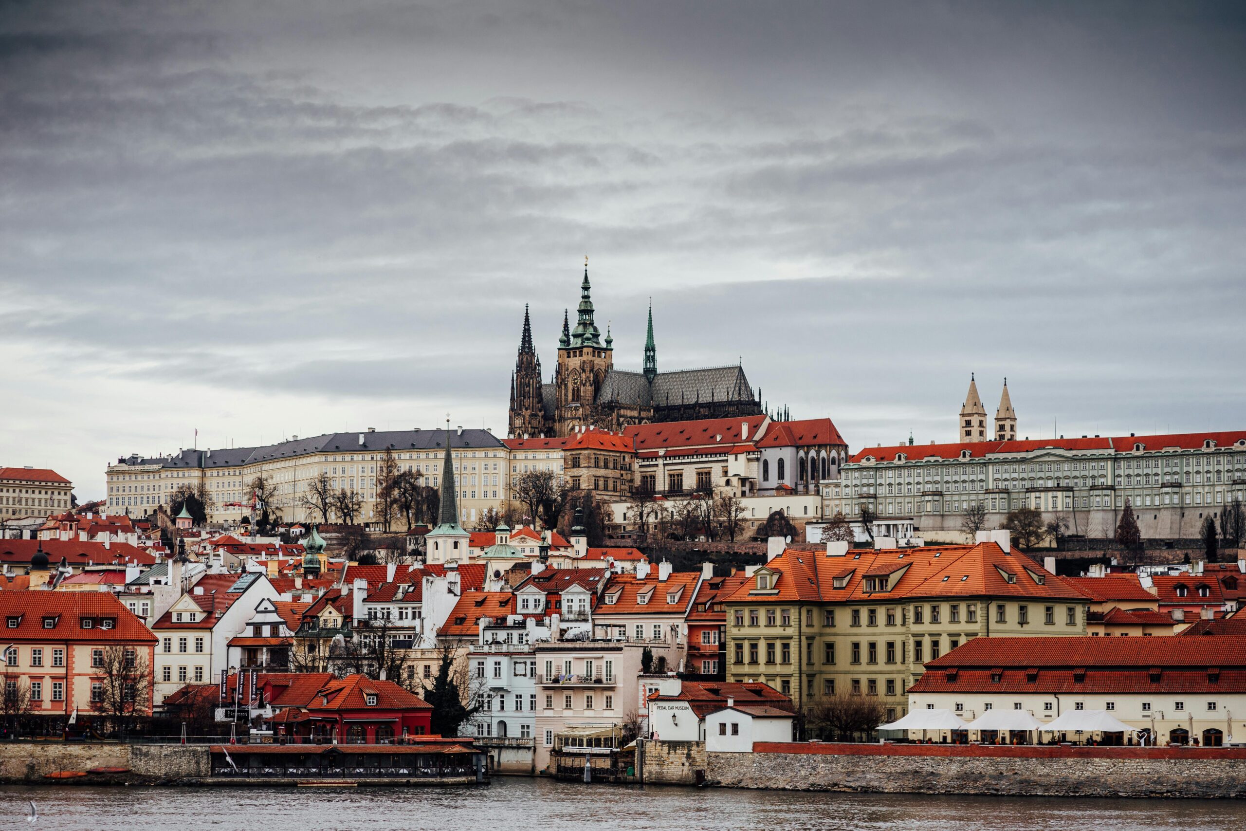 Pourquoi Prague attire de plus en plus les voyageurs solitaires